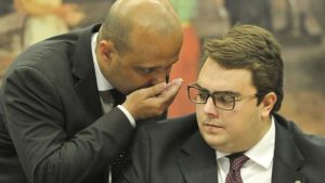 Ministros vão a Bolsonaro pedir saída de Vitor Hugo da liderança do governo