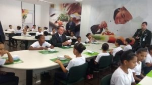 Bolsonaro participa de lanche com alunos da rede pública do Distrito Federal