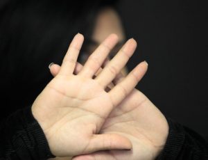 Recolhimento de armas de policiais com processos de violência doméstica é inédito