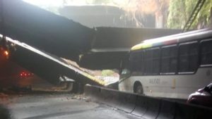 Túnel na Zona Sul do Rio é fechado após estrutura de concreto cair sobre ônibus