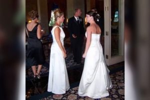 Sogra vai a casamento de escritora vestida de noiva nos EUA