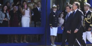 Bolsonaro prestigia Moro chegando com ele em lancha para evento da Marinha