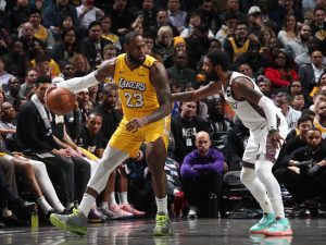 LeBron faz ‘triple-double’ e se aproxima de marca de Kobe em vitória dos Lakers