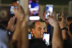 Bolsonaro chega a Brasília e conversa com turistas franceses