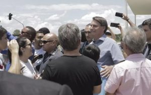 Bolsonaro vai a culto e tira fotos na Praça dos Três Poderes
