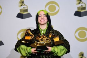 Billie Eilish, aos 18 anos, rouba a cena no Grammy 2020