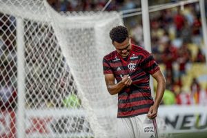 Flamengo sofre, mas supera Volta Redonda no fim e faz 3 a 2