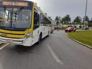 Funcionária do SLU é atropelada por ônibus na W3 Norte