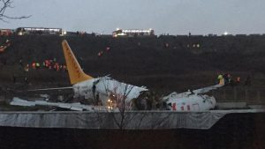 Avião se parte ao aterrissar em aeroporto da Turquia