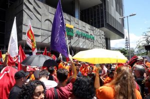 Petroleiros vão recorrer de decisão do TST e greve continua