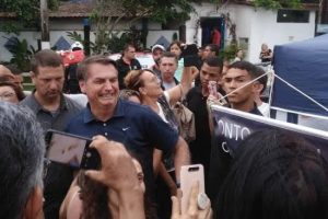 Bolsonaro visita o Guarujá, cumprimenta populares e toma café na padaria