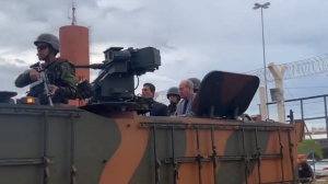 No tanque de guerra, Moro vai à Papuda, acompanhando Operação de GLO