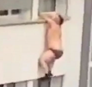 Vídeo: amante desesperado cai de janela só de cueca ao tentar se esconder