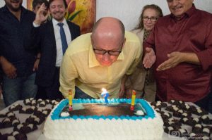 Amigos fazem aniversário surpresa para administrador Marcelo Piauí em Ceilândia