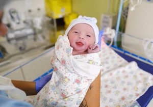 Bebê sorri logo após o parto e foto espalha alegria nas redes