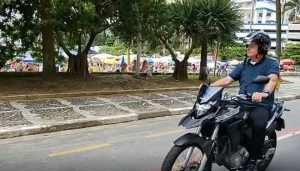 De folga no carnaval, Bolsonaro anda de moto pelas ruas do Guarujá