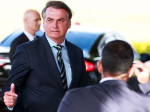 Bolsonaro afirma que espera do governador do Ceará solução de problema com a PM