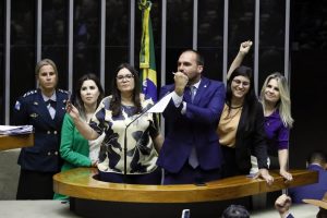 Eduardo Bolsonaro ‘dá banana’ a deputadas que defendiam jornalista insultada