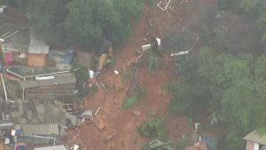 Deslizamento em Osasco atinge casas no Morro do Socó. Foram registrados 470 alagamentos em São Paulo