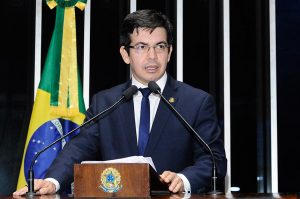 Randolfe apoia veto e lembra que foi Bolsonaro o eleito presidente da República