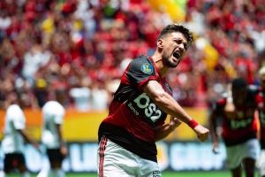 Flamengo bate Athletico e leva Supercopa