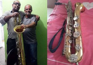 Homem devolve saxofone roubado de músico há 5 anos