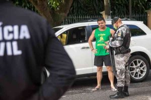 Líder de carreata anti-isolamento tem carro apreendido por dever R$ 22 mil