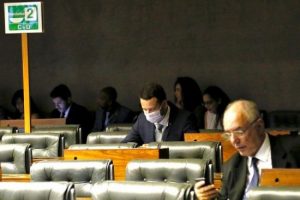 Preocupado de ter coronavírus, deputado federal do DF usa máscara na Câmara
