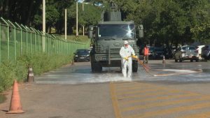Exército faz limpeza de área externa de hospitais públicos do DF