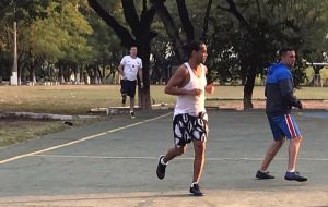Ronaldinho faz 5 gols em jogo no presídio; veja vídeo e fotos