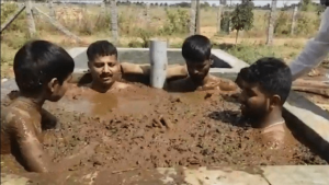 Vídeo: indianos tomam banho com fezes de vaca para combater coronavírus