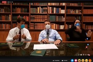 Mascarado, Bolsonaro realiza live para explicar sua atual situação de saúde