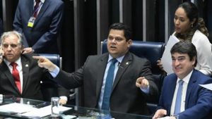Alcolumbre diz a Bolsonaro que não irá mais tolerar ataques ao Congresso