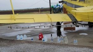 Padre usa avião para espalhar água benta contra o coronavírus no interior de SP