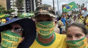 Bolsonaristas saem às ruas com máscaras contra o coronavírus e o Congresso