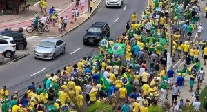 Manifestantes de Maceió gritaram ‘Fora Renan’ e contra corrupção diante do seu prédio