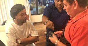 Ronaldinho tinha passaporte original com dados falsos, diz MP do Paraguai