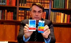 “Tem a cloroquina aqui nas farmácias de Brasília”, disse Bolsonaro a apoiadores
