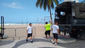 PM instala grades em praias do Rio para evitar aglomerações