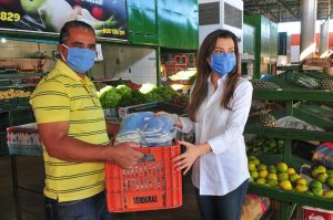 Sejus distribui máscaras a clientes e comerciantes na Feira do Cruzeiro