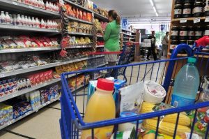 Filas em caixas e aglomerações ainda são problemas em supermercados do DF