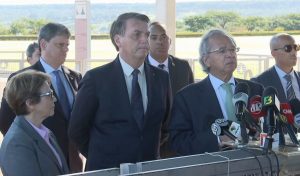 Bolsonaro expõe Paulo Guedes que “é quem decide a economia no Brasil”