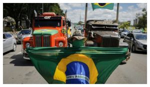 Carreata em Brasília apoia Bolsonaro após saída de Moro