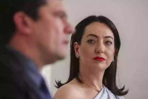 Na despedida, Rosângela Moro posta poema ‘Ausência’, de Vinícius de Moraes