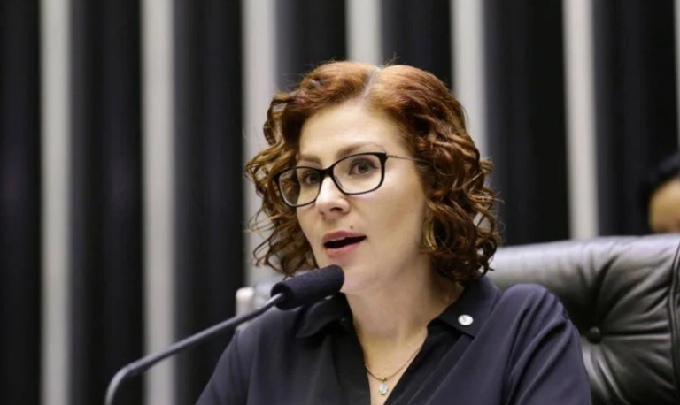 STF manda prender Carla Zambelli, que está fora do Brasil e alega dupla cidadania italiana