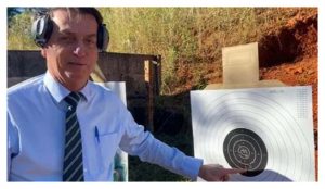 Vídeo: “O pior tiro foi esse”, disse Bolsonaro apontando para o alvo