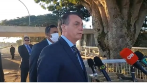 Bolsonaro deixa o Alvorada, cumprimenta apoiadores e não fala com a imprensa