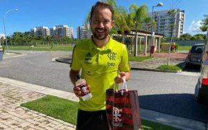 Flamengo entrega álcool gel para elenco e inicia distribuição em comunidades