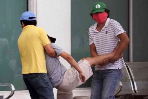 Vídeos Coronavírus: Colapso da saúde no Equador faz parentes largar corpos nas ruas