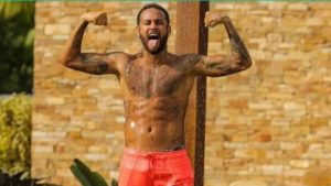 Neymar toma banho de chuveiro em sua mansão e exibe barriga trincada